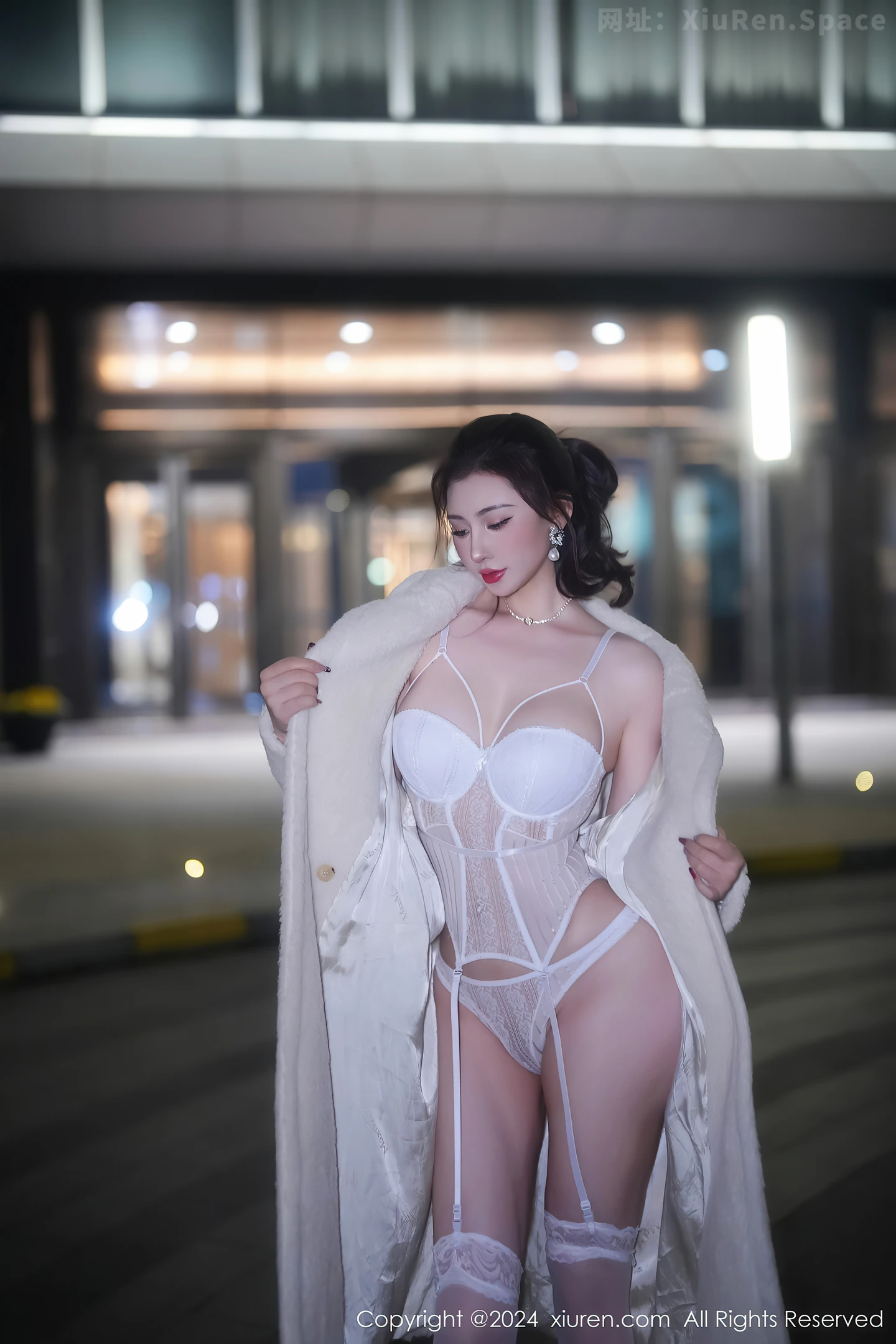 图片[5]-[XiuRen秀人网]VOL.7978 新人模特蕾蕾醒了没性感白色蕾丝情趣服饰配白丝吊袜诱惑写真75P-秀人网官方网站